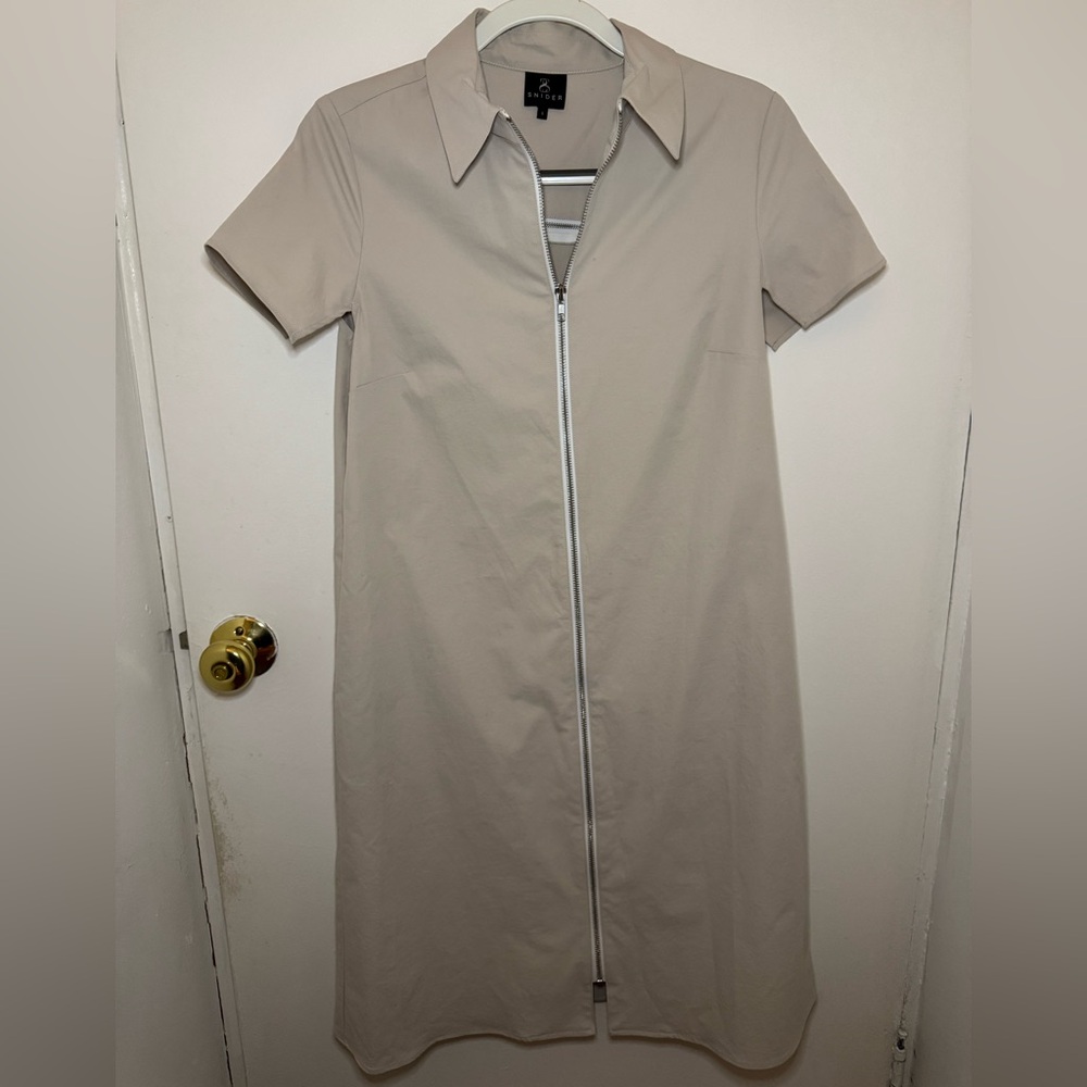 Snider Tan and cream zip-up dress with front pockets in size S.